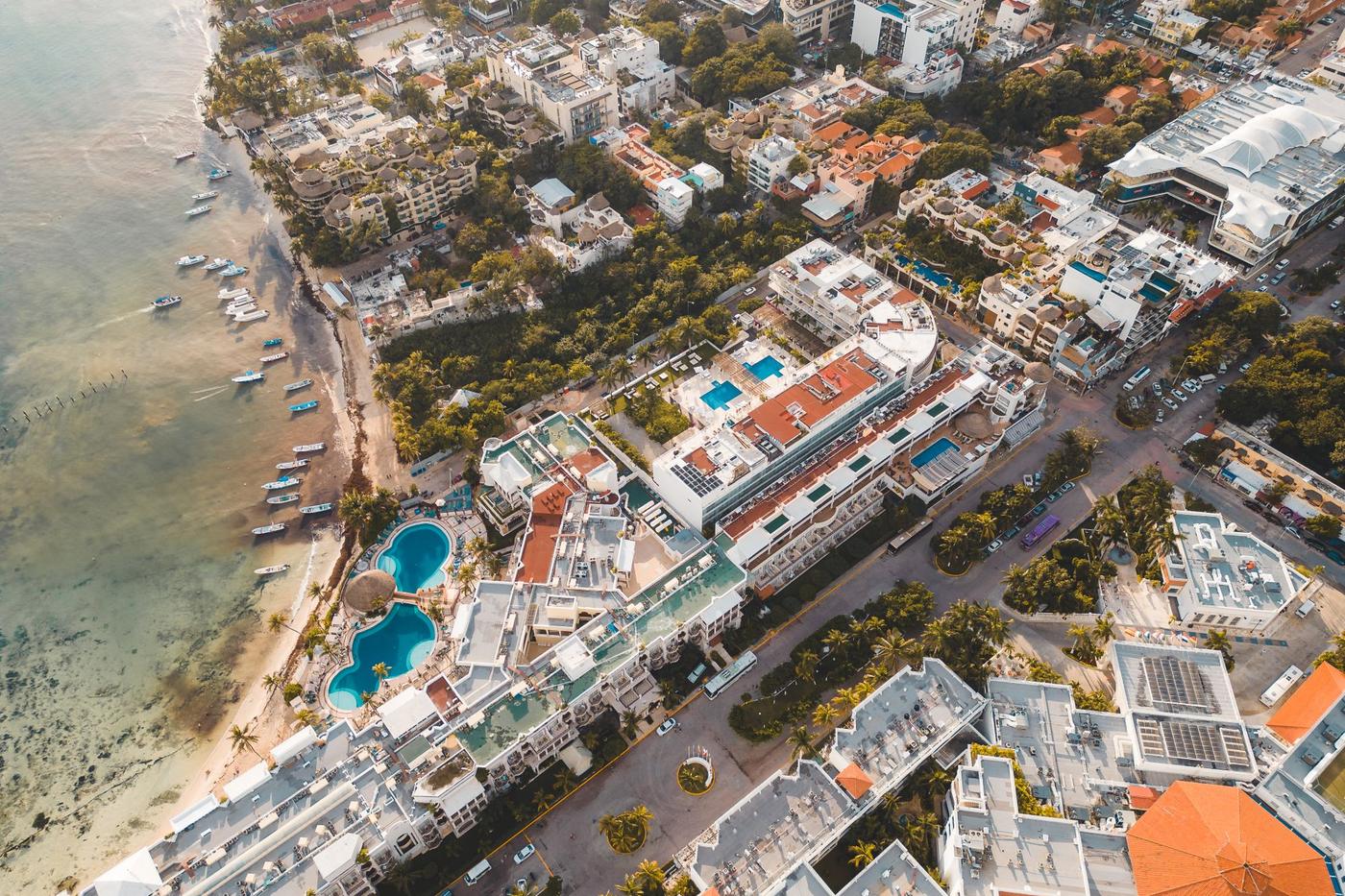 Vue aérienne des rues, des hôtels et du littoral de Playa del Carmen