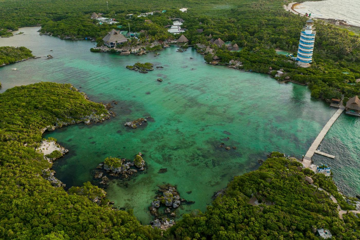 Vue aérienne de la lagune de Xel-Há, de sa mangrove et de sa tour panoramique, Quintana Roo, Mexique